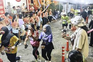 BIB: 
                            <button type="button" onclick="openModal(26305394)" class="btn btn-primary btn-sm float-right btn-popup" data-toggle="modal" data-target=".modal-high-quality">
                        <i class="fas fa-shopping-cart"></i> Add to Cart
                    </button>
                                            <button type="button" onclick="isThisMe(26305394, true)" class="btn btn-success btn-sm float-right btn-popup btn-isme hidden" data-toggle="tooltip" data-placement="bottom" title="นี่คือรูปของคุณใช่ไหม คลิกที่นี่เพื่อเอาเข้าอัลบั้ม">
                        <i class="fas fa-plus"></i> Add to album
                    </button>
                    <button type="button" onclick="isThisMe(26305394, false)" class="btn btn-warning btn-sm float-right btn-popup btn-isnotme hidden">
                        <i class="fas fa-ban"></i> Remove from album
                    </button>