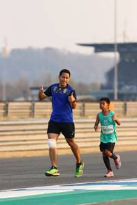 BIB: 506
                            <button type="button" onclick="openModal(10527231)" class="btn btn-primary btn-sm float-right btn-popup" data-toggle="modal" data-target=".modal-high-quality">
                        <i class="fas fa-shopping-cart"></i> Add to Cart
                    </button>
                                            <button type="button" onclick="isThisMe(10527231, true)" class="btn btn-success btn-sm float-right btn-popup btn-isme hidden" data-toggle="tooltip" data-placement="bottom" title="นี่คือรูปของคุณใช่ไหม คลิกที่นี่เพื่อเอาเข้าอัลบั้ม">
                        <i class="fas fa-plus"></i> Add to album
                    </button>
                    <button type="button" onclick="isThisMe(10527231, false)" class="btn btn-warning btn-sm float-right btn-popup btn-isnotme hidden">
                        <i class="fas fa-ban"></i> Remove from album
                    </button>