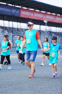 BIB: 0977, 70965, 
                            <button type="button" onclick="openModal(10492990)" class="btn btn-primary btn-sm float-right btn-popup" data-toggle="modal" data-target=".modal-high-quality">
                        <i class="fas fa-shopping-cart"></i> Add to Cart
                    </button>
                                            <button type="button" onclick="isThisMe(10492990, true)" class="btn btn-success btn-sm float-right btn-popup btn-isme hidden" data-toggle="tooltip" data-placement="bottom" title="นี่คือรูปของคุณใช่ไหม คลิกที่นี่เพื่อเอาเข้าอัลบั้ม">
                        <i class="fas fa-plus"></i> Add to album
                    </button>
                    <button type="button" onclick="isThisMe(10492990, false)" class="btn btn-warning btn-sm float-right btn-popup btn-isnotme hidden">
                        <i class="fas fa-ban"></i> Remove from album
                    </button>