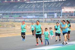 BIB: 1611, 50019
                            <button type="button" onclick="openModal(10484915)" class="btn btn-primary btn-sm float-right btn-popup" data-toggle="modal" data-target=".modal-high-quality">
                        <i class="fas fa-shopping-cart"></i> Add to Cart
                    </button>
                                            <button type="button" onclick="isThisMe(10484915, true)" class="btn btn-success btn-sm float-right btn-popup btn-isme hidden" data-toggle="tooltip" data-placement="bottom" title="นี่คือรูปของคุณใช่ไหม คลิกที่นี่เพื่อเอาเข้าอัลบั้ม">
                        <i class="fas fa-plus"></i> Add to album
                    </button>
                    <button type="button" onclick="isThisMe(10484915, false)" class="btn btn-warning btn-sm float-right btn-popup btn-isnotme hidden">
                        <i class="fas fa-ban"></i> Remove from album
                    </button>