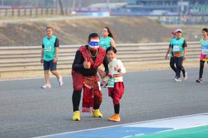 BIB: 1775, 739
                            <button type="button" onclick="openModal(10484764)" class="btn btn-primary btn-sm float-right btn-popup" data-toggle="modal" data-target=".modal-high-quality">
                        <i class="fas fa-shopping-cart"></i> Add to Cart
                    </button>
                                            <button type="button" onclick="isThisMe(10484764, true)" class="btn btn-success btn-sm float-right btn-popup btn-isme hidden" data-toggle="tooltip" data-placement="bottom" title="นี่คือรูปของคุณใช่ไหม คลิกที่นี่เพื่อเอาเข้าอัลบั้ม">
                        <i class="fas fa-plus"></i> Add to album
                    </button>
                    <button type="button" onclick="isThisMe(10484764, false)" class="btn btn-warning btn-sm float-right btn-popup btn-isnotme hidden">
                        <i class="fas fa-ban"></i> Remove from album
                    </button>