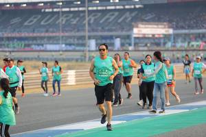 BIB: 1882
                            <button type="button" onclick="openModal(10484448)" class="btn btn-primary btn-sm float-right btn-popup" data-toggle="modal" data-target=".modal-high-quality">
                        <i class="fas fa-shopping-cart"></i> Add to Cart
                    </button>
                                            <button type="button" onclick="isThisMe(10484448, true)" class="btn btn-success btn-sm float-right btn-popup btn-isme hidden" data-toggle="tooltip" data-placement="bottom" title="นี่คือรูปของคุณใช่ไหม คลิกที่นี่เพื่อเอาเข้าอัลบั้ม">
                        <i class="fas fa-plus"></i> Add to album
                    </button>
                    <button type="button" onclick="isThisMe(10484448, false)" class="btn btn-warning btn-sm float-right btn-popup btn-isnotme hidden">
                        <i class="fas fa-ban"></i> Remove from album
                    </button>