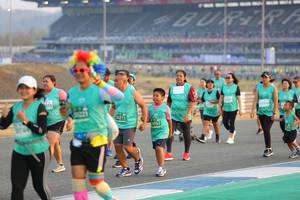 BIB: 353, 221, 0215, 10051
                            <button type="button" onclick="openModal(10483911)" class="btn btn-primary btn-sm float-right btn-popup" data-toggle="modal" data-target=".modal-high-quality">
                        <i class="fas fa-shopping-cart"></i> Add to Cart
                    </button>
                                            <button type="button" onclick="isThisMe(10483911, true)" class="btn btn-success btn-sm float-right btn-popup btn-isme hidden" data-toggle="tooltip" data-placement="bottom" title="นี่คือรูปของคุณใช่ไหม คลิกที่นี่เพื่อเอาเข้าอัลบั้ม">
                        <i class="fas fa-plus"></i> Add to album
                    </button>
                    <button type="button" onclick="isThisMe(10483911, false)" class="btn btn-warning btn-sm float-right btn-popup btn-isnotme hidden">
                        <i class="fas fa-ban"></i> Remove from album
                    </button>