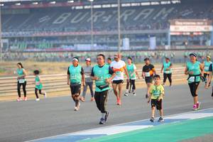 BIB: 0325, 580
                            <button type="button" onclick="openModal(10483264)" class="btn btn-primary btn-sm float-right btn-popup" data-toggle="modal" data-target=".modal-high-quality">
                        <i class="fas fa-shopping-cart"></i> Add to Cart
                    </button>
                                            <button type="button" onclick="isThisMe(10483264, true)" class="btn btn-success btn-sm float-right btn-popup btn-isme hidden" data-toggle="tooltip" data-placement="bottom" title="นี่คือรูปของคุณใช่ไหม คลิกที่นี่เพื่อเอาเข้าอัลบั้ม">
                        <i class="fas fa-plus"></i> Add to album
                    </button>
                    <button type="button" onclick="isThisMe(10483264, false)" class="btn btn-warning btn-sm float-right btn-popup btn-isnotme hidden">
                        <i class="fas fa-ban"></i> Remove from album
                    </button>