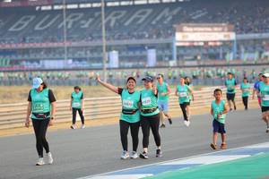 BIB: 0870, 0839, 1915
                            <button type="button" onclick="openModal(10483134)" class="btn btn-primary btn-sm float-right btn-popup" data-toggle="modal" data-target=".modal-high-quality">
                        <i class="fas fa-shopping-cart"></i> Add to Cart
                    </button>
                                            <button type="button" onclick="isThisMe(10483134, true)" class="btn btn-success btn-sm float-right btn-popup btn-isme hidden" data-toggle="tooltip" data-placement="bottom" title="นี่คือรูปของคุณใช่ไหม คลิกที่นี่เพื่อเอาเข้าอัลบั้ม">
                        <i class="fas fa-plus"></i> Add to album
                    </button>
                    <button type="button" onclick="isThisMe(10483134, false)" class="btn btn-warning btn-sm float-right btn-popup btn-isnotme hidden">
                        <i class="fas fa-ban"></i> Remove from album
                    </button>