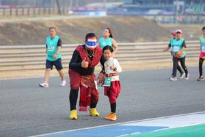 BIB: 739
                            <button type="button" onclick="openModal(10484762)" class="btn btn-primary btn-sm float-right btn-popup" data-toggle="modal" data-target=".modal-high-quality">
                        <i class="fas fa-shopping-cart"></i> Add to Cart
                    </button>
                                            <button type="button" onclick="isThisMe(10484762, true)" class="btn btn-success btn-sm float-right btn-popup btn-isme hidden" data-toggle="tooltip" data-placement="bottom" title="นี่คือรูปของคุณใช่ไหม คลิกที่นี่เพื่อเอาเข้าอัลบั้ม">
                        <i class="fas fa-plus"></i> Add to album
                    </button>
                    <button type="button" onclick="isThisMe(10484762, false)" class="btn btn-warning btn-sm float-right btn-popup btn-isnotme hidden">
                        <i class="fas fa-ban"></i> Remove from album
                    </button>