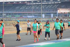 BIB: 51695
                            <button type="button" onclick="openModal(10483768)" class="btn btn-primary btn-sm float-right btn-popup" data-toggle="modal" data-target=".modal-high-quality">
                        <i class="fas fa-shopping-cart"></i> Add to Cart
                    </button>
                                            <button type="button" onclick="isThisMe(10483768, true)" class="btn btn-success btn-sm float-right btn-popup btn-isme hidden" data-toggle="tooltip" data-placement="bottom" title="นี่คือรูปของคุณใช่ไหม คลิกที่นี่เพื่อเอาเข้าอัลบั้ม">
                        <i class="fas fa-plus"></i> Add to album
                    </button>
                    <button type="button" onclick="isThisMe(10483768, false)" class="btn btn-warning btn-sm float-right btn-popup btn-isnotme hidden">
                        <i class="fas fa-ban"></i> Remove from album
                    </button>