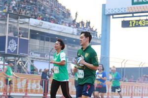 BIB: 1743, 074
                            <button type="button" onclick="openModal(10538519)" class="btn btn-primary btn-sm float-right btn-popup" data-toggle="modal" data-target=".modal-high-quality">
                        <i class="fas fa-shopping-cart"></i> Add to Cart
                    </button>
                                            <button type="button" onclick="isThisMe(10538519, true)" class="btn btn-success btn-sm float-right btn-popup btn-isme hidden" data-toggle="tooltip" data-placement="bottom" title="นี่คือรูปของคุณใช่ไหม คลิกที่นี่เพื่อเอาเข้าอัลบั้ม">
                        <i class="fas fa-plus"></i> Add to album
                    </button>
                    <button type="button" onclick="isThisMe(10538519, false)" class="btn btn-warning btn-sm float-right btn-popup btn-isnotme hidden">
                        <i class="fas fa-ban"></i> Remove from album
                    </button>