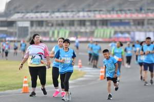 BIB: 14078, 377, 14004
                            <button type="button" onclick="openModal(10939386)" class="btn btn-primary btn-sm float-right btn-popup" data-toggle="modal" data-target=".modal-high-quality">
                        <i class="fas fa-shopping-cart"></i> Add to Cart
                    </button>
                                            <button type="button" onclick="isThisMe(10939386, true)" class="btn btn-success btn-sm float-right btn-popup btn-isme hidden" data-toggle="tooltip" data-placement="bottom" title="นี่คือรูปของคุณใช่ไหม คลิกที่นี่เพื่อเอาเข้าอัลบั้ม">
                        <i class="fas fa-plus"></i> Add to album
                    </button>
                    <button type="button" onclick="isThisMe(10939386, false)" class="btn btn-warning btn-sm float-right btn-popup btn-isnotme hidden">
                        <i class="fas fa-ban"></i> Remove from album
                    </button>