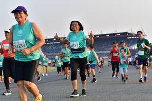 BIB: 53233, 52735, 074
                            <button type="button" onclick="openModal(10555940)" class="btn btn-primary btn-sm float-right btn-popup" data-toggle="modal" data-target=".modal-high-quality">
                        <i class="fas fa-shopping-cart"></i> Add to Cart
                    </button>
                                            <button type="button" onclick="isThisMe(10555940, true)" class="btn btn-success btn-sm float-right btn-popup btn-isme hidden" data-toggle="tooltip" data-placement="bottom" title="นี่คือรูปของคุณใช่ไหม คลิกที่นี่เพื่อเอาเข้าอัลบั้ม">
                        <i class="fas fa-plus"></i> Add to album
                    </button>
                    <button type="button" onclick="isThisMe(10555940, false)" class="btn btn-warning btn-sm float-right btn-popup btn-isnotme hidden">
                        <i class="fas fa-ban"></i> Remove from album
                    </button>