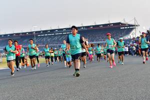 BIB: 51778
                            <button type="button" onclick="openModal(10545842)" class="btn btn-primary btn-sm float-right btn-popup" data-toggle="modal" data-target=".modal-high-quality">
                        <i class="fas fa-shopping-cart"></i> Add to Cart
                    </button>
                                            <button type="button" onclick="isThisMe(10545842, true)" class="btn btn-success btn-sm float-right btn-popup btn-isme hidden" data-toggle="tooltip" data-placement="bottom" title="นี่คือรูปของคุณใช่ไหม คลิกที่นี่เพื่อเอาเข้าอัลบั้ม">
                        <i class="fas fa-plus"></i> Add to album
                    </button>
                    <button type="button" onclick="isThisMe(10545842, false)" class="btn btn-warning btn-sm float-right btn-popup btn-isnotme hidden">
                        <i class="fas fa-ban"></i> Remove from album
                    </button>