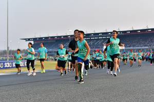 BIB: 1822, 1553, 179
                            <button type="button" onclick="openModal(10559387)" class="btn btn-primary btn-sm float-right btn-popup" data-toggle="modal" data-target=".modal-high-quality">
                        <i class="fas fa-shopping-cart"></i> Add to Cart
                    </button>
                                            <button type="button" onclick="isThisMe(10559387, true)" class="btn btn-success btn-sm float-right btn-popup btn-isme hidden" data-toggle="tooltip" data-placement="bottom" title="นี่คือรูปของคุณใช่ไหม คลิกที่นี่เพื่อเอาเข้าอัลบั้ม">
                        <i class="fas fa-plus"></i> Add to album
                    </button>
                    <button type="button" onclick="isThisMe(10559387, false)" class="btn btn-warning btn-sm float-right btn-popup btn-isnotme hidden">
                        <i class="fas fa-ban"></i> Remove from album
                    </button>