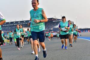 BIB: 50235, 5126
                            <button type="button" onclick="openModal(10550763)" class="btn btn-primary btn-sm float-right btn-popup" data-toggle="modal" data-target=".modal-high-quality">
                        <i class="fas fa-shopping-cart"></i> Add to Cart
                    </button>
                                            <button type="button" onclick="isThisMe(10550763, true)" class="btn btn-success btn-sm float-right btn-popup btn-isme hidden" data-toggle="tooltip" data-placement="bottom" title="นี่คือรูปของคุณใช่ไหม คลิกที่นี่เพื่อเอาเข้าอัลบั้ม">
                        <i class="fas fa-plus"></i> Add to album
                    </button>
                    <button type="button" onclick="isThisMe(10550763, false)" class="btn btn-warning btn-sm float-right btn-popup btn-isnotme hidden">
                        <i class="fas fa-ban"></i> Remove from album
                    </button>