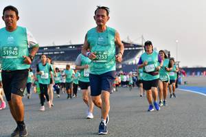 BIB: 51945, 0253, 508, 1264
                            <button type="button" onclick="openModal(10550744)" class="btn btn-primary btn-sm float-right btn-popup" data-toggle="modal" data-target=".modal-high-quality">
                        <i class="fas fa-shopping-cart"></i> Add to Cart
                    </button>
                                            <button type="button" onclick="isThisMe(10550744, true)" class="btn btn-success btn-sm float-right btn-popup btn-isme hidden" data-toggle="tooltip" data-placement="bottom" title="นี่คือรูปของคุณใช่ไหม คลิกที่นี่เพื่อเอาเข้าอัลบั้ม">
                        <i class="fas fa-plus"></i> Add to album
                    </button>
                    <button type="button" onclick="isThisMe(10550744, false)" class="btn btn-warning btn-sm float-right btn-popup btn-isnotme hidden">
                        <i class="fas fa-ban"></i> Remove from album
                    </button>