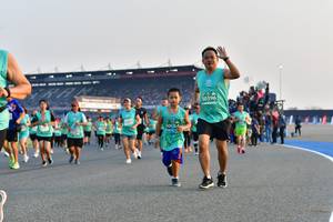 BIB: 50396
                            <button type="button" onclick="openModal(10550248)" class="btn btn-primary btn-sm float-right btn-popup" data-toggle="modal" data-target=".modal-high-quality">
                        <i class="fas fa-shopping-cart"></i> Add to Cart
                    </button>
                                            <button type="button" onclick="isThisMe(10550248, true)" class="btn btn-success btn-sm float-right btn-popup btn-isme hidden" data-toggle="tooltip" data-placement="bottom" title="นี่คือรูปของคุณใช่ไหม คลิกที่นี่เพื่อเอาเข้าอัลบั้ม">
                        <i class="fas fa-plus"></i> Add to album
                    </button>
                    <button type="button" onclick="isThisMe(10550248, false)" class="btn btn-warning btn-sm float-right btn-popup btn-isnotme hidden">
                        <i class="fas fa-ban"></i> Remove from album
                    </button>