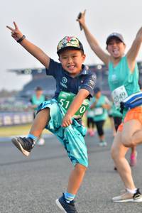 BIB: 527
                            <button type="button" onclick="openModal(10563448)" class="btn btn-primary btn-sm float-right btn-popup" data-toggle="modal" data-target=".modal-high-quality">
                        <i class="fas fa-shopping-cart"></i> Add to Cart
                    </button>
                                            <button type="button" onclick="isThisMe(10563448, true)" class="btn btn-success btn-sm float-right btn-popup btn-isme hidden" data-toggle="tooltip" data-placement="bottom" title="นี่คือรูปของคุณใช่ไหม คลิกที่นี่เพื่อเอาเข้าอัลบั้ม">
                        <i class="fas fa-plus"></i> Add to album
                    </button>
                    <button type="button" onclick="isThisMe(10563448, false)" class="btn btn-warning btn-sm float-right btn-popup btn-isnotme hidden">
                        <i class="fas fa-ban"></i> Remove from album
                    </button>