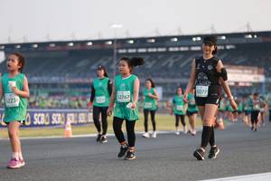 BIB: 2377, 2767, 52230
                            <button type="button" onclick="openModal(10569943)" class="btn btn-primary btn-sm float-right btn-popup" data-toggle="modal" data-target=".modal-high-quality">
                        <i class="fas fa-shopping-cart"></i> Add to Cart
                    </button>
                                            <button type="button" onclick="isThisMe(10569943, true)" class="btn btn-success btn-sm float-right btn-popup btn-isme hidden" data-toggle="tooltip" data-placement="bottom" title="นี่คือรูปของคุณใช่ไหม คลิกที่นี่เพื่อเอาเข้าอัลบั้ม">
                        <i class="fas fa-plus"></i> Add to album
                    </button>
                    <button type="button" onclick="isThisMe(10569943, false)" class="btn btn-warning btn-sm float-right btn-popup btn-isnotme hidden">
                        <i class="fas fa-ban"></i> Remove from album
                    </button>