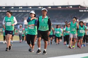 BIB: 1219, 1323, 51574, 176
                            <button type="button" onclick="openModal(10571453)" class="btn btn-primary btn-sm float-right btn-popup" data-toggle="modal" data-target=".modal-high-quality">
                        <i class="fas fa-shopping-cart"></i> Add to Cart
                    </button>
                                            <button type="button" onclick="isThisMe(10571453, true)" class="btn btn-success btn-sm float-right btn-popup btn-isme hidden" data-toggle="tooltip" data-placement="bottom" title="นี่คือรูปของคุณใช่ไหม คลิกที่นี่เพื่อเอาเข้าอัลบั้ม">
                        <i class="fas fa-plus"></i> Add to album
                    </button>
                    <button type="button" onclick="isThisMe(10571453, false)" class="btn btn-warning btn-sm float-right btn-popup btn-isnotme hidden">
                        <i class="fas fa-ban"></i> Remove from album
                    </button>