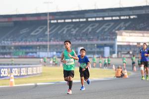 BIB: 0506, 70295
                            <button type="button" onclick="openModal(10559629)" class="btn btn-primary btn-sm float-right btn-popup" data-toggle="modal" data-target=".modal-high-quality">
                        <i class="fas fa-shopping-cart"></i> Add to Cart
                    </button>
                                            <button type="button" onclick="isThisMe(10559629, true)" class="btn btn-success btn-sm float-right btn-popup btn-isme hidden" data-toggle="tooltip" data-placement="bottom" title="นี่คือรูปของคุณใช่ไหม คลิกที่นี่เพื่อเอาเข้าอัลบั้ม">
                        <i class="fas fa-plus"></i> Add to album
                    </button>
                    <button type="button" onclick="isThisMe(10559629, false)" class="btn btn-warning btn-sm float-right btn-popup btn-isnotme hidden">
                        <i class="fas fa-ban"></i> Remove from album
                    </button>