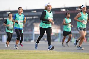 BIB: 0710, 52368
                            <button type="button" onclick="openModal(10573529)" class="btn btn-primary btn-sm float-right btn-popup" data-toggle="modal" data-target=".modal-high-quality">
                        <i class="fas fa-shopping-cart"></i> Add to Cart
                    </button>
                                            <button type="button" onclick="isThisMe(10573529, true)" class="btn btn-success btn-sm float-right btn-popup btn-isme hidden" data-toggle="tooltip" data-placement="bottom" title="นี่คือรูปของคุณใช่ไหม คลิกที่นี่เพื่อเอาเข้าอัลบั้ม">
                        <i class="fas fa-plus"></i> Add to album
                    </button>
                    <button type="button" onclick="isThisMe(10573529, false)" class="btn btn-warning btn-sm float-right btn-popup btn-isnotme hidden">
                        <i class="fas fa-ban"></i> Remove from album
                    </button>