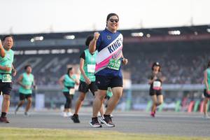 BIB: 501, 70309
                            <button type="button" onclick="openModal(10574055)" class="btn btn-primary btn-sm float-right btn-popup" data-toggle="modal" data-target=".modal-high-quality">
                        <i class="fas fa-shopping-cart"></i> Add to Cart
                    </button>
                                            <button type="button" onclick="isThisMe(10574055, true)" class="btn btn-success btn-sm float-right btn-popup btn-isme hidden" data-toggle="tooltip" data-placement="bottom" title="นี่คือรูปของคุณใช่ไหม คลิกที่นี่เพื่อเอาเข้าอัลบั้ม">
                        <i class="fas fa-plus"></i> Add to album
                    </button>
                    <button type="button" onclick="isThisMe(10574055, false)" class="btn btn-warning btn-sm float-right btn-popup btn-isnotme hidden">
                        <i class="fas fa-ban"></i> Remove from album
                    </button>