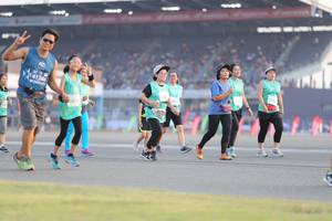 BIB: 1386
                            <button type="button" onclick="openModal(10574555)" class="btn btn-primary btn-sm float-right btn-popup" data-toggle="modal" data-target=".modal-high-quality">
                        <i class="fas fa-shopping-cart"></i> Add to Cart
                    </button>
                                            <button type="button" onclick="isThisMe(10574555, true)" class="btn btn-success btn-sm float-right btn-popup btn-isme hidden" data-toggle="tooltip" data-placement="bottom" title="นี่คือรูปของคุณใช่ไหม คลิกที่นี่เพื่อเอาเข้าอัลบั้ม">
                        <i class="fas fa-plus"></i> Add to album
                    </button>
                    <button type="button" onclick="isThisMe(10574555, false)" class="btn btn-warning btn-sm float-right btn-popup btn-isnotme hidden">
                        <i class="fas fa-ban"></i> Remove from album
                    </button>