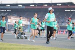 BIB: 51170, 51507
                            <button type="button" onclick="openModal(10575172)" class="btn btn-primary btn-sm float-right btn-popup" data-toggle="modal" data-target=".modal-high-quality">
                        <i class="fas fa-shopping-cart"></i> Add to Cart
                    </button>
                                            <button type="button" onclick="isThisMe(10575172, true)" class="btn btn-success btn-sm float-right btn-popup btn-isme hidden" data-toggle="tooltip" data-placement="bottom" title="นี่คือรูปของคุณใช่ไหม คลิกที่นี่เพื่อเอาเข้าอัลบั้ม">
                        <i class="fas fa-plus"></i> Add to album
                    </button>
                    <button type="button" onclick="isThisMe(10575172, false)" class="btn btn-warning btn-sm float-right btn-popup btn-isnotme hidden">
                        <i class="fas fa-ban"></i> Remove from album
                    </button>