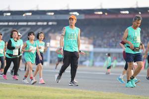 BIB: 51672, 524
                            <button type="button" onclick="openModal(10575168)" class="btn btn-primary btn-sm float-right btn-popup" data-toggle="modal" data-target=".modal-high-quality">
                        <i class="fas fa-shopping-cart"></i> Add to Cart
                    </button>
                                            <button type="button" onclick="isThisMe(10575168, true)" class="btn btn-success btn-sm float-right btn-popup btn-isme hidden" data-toggle="tooltip" data-placement="bottom" title="นี่คือรูปของคุณใช่ไหม คลิกที่นี่เพื่อเอาเข้าอัลบั้ม">
                        <i class="fas fa-plus"></i> Add to album
                    </button>
                    <button type="button" onclick="isThisMe(10575168, false)" class="btn btn-warning btn-sm float-right btn-popup btn-isnotme hidden">
                        <i class="fas fa-ban"></i> Remove from album
                    </button>