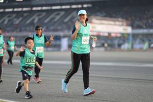 BIB: 5297, 005, 51526
                            <button type="button" onclick="openModal(10575407)" class="btn btn-primary btn-sm float-right btn-popup" data-toggle="modal" data-target=".modal-high-quality">
                        <i class="fas fa-shopping-cart"></i> Add to Cart
                    </button>
                                            <button type="button" onclick="isThisMe(10575407, true)" class="btn btn-success btn-sm float-right btn-popup btn-isme hidden" data-toggle="tooltip" data-placement="bottom" title="นี่คือรูปของคุณใช่ไหม คลิกที่นี่เพื่อเอาเข้าอัลบั้ม">
                        <i class="fas fa-plus"></i> Add to album
                    </button>
                    <button type="button" onclick="isThisMe(10575407, false)" class="btn btn-warning btn-sm float-right btn-popup btn-isnotme hidden">
                        <i class="fas fa-ban"></i> Remove from album
                    </button>