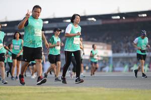 BIB: 504, 52715
                            <button type="button" onclick="openModal(10574094)" class="btn btn-primary btn-sm float-right btn-popup" data-toggle="modal" data-target=".modal-high-quality">
                        <i class="fas fa-shopping-cart"></i> Add to Cart
                    </button>
                                            <button type="button" onclick="isThisMe(10574094, true)" class="btn btn-success btn-sm float-right btn-popup btn-isme hidden" data-toggle="tooltip" data-placement="bottom" title="นี่คือรูปของคุณใช่ไหม คลิกที่นี่เพื่อเอาเข้าอัลบั้ม">
                        <i class="fas fa-plus"></i> Add to album
                    </button>
                    <button type="button" onclick="isThisMe(10574094, false)" class="btn btn-warning btn-sm float-right btn-popup btn-isnotme hidden">
                        <i class="fas fa-ban"></i> Remove from album
                    </button>