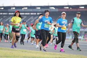 BIB: 5040, 53462, 70411
                            <button type="button" onclick="openModal(10575069)" class="btn btn-primary btn-sm float-right btn-popup" data-toggle="modal" data-target=".modal-high-quality">
                        <i class="fas fa-shopping-cart"></i> Add to Cart
                    </button>
                                            <button type="button" onclick="isThisMe(10575069, true)" class="btn btn-success btn-sm float-right btn-popup btn-isme hidden" data-toggle="tooltip" data-placement="bottom" title="นี่คือรูปของคุณใช่ไหม คลิกที่นี่เพื่อเอาเข้าอัลบั้ม">
                        <i class="fas fa-plus"></i> Add to album
                    </button>
                    <button type="button" onclick="isThisMe(10575069, false)" class="btn btn-warning btn-sm float-right btn-popup btn-isnotme hidden">
                        <i class="fas fa-ban"></i> Remove from album
                    </button>