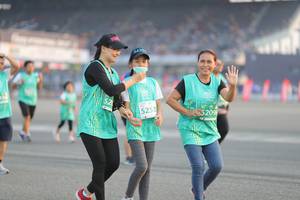 BIB: 3209, 5252
                            <button type="button" onclick="openModal(10575221)" class="btn btn-primary btn-sm float-right btn-popup" data-toggle="modal" data-target=".modal-high-quality">
                        <i class="fas fa-shopping-cart"></i> Add to Cart
                    </button>
                                            <button type="button" onclick="isThisMe(10575221, true)" class="btn btn-success btn-sm float-right btn-popup btn-isme hidden" data-toggle="tooltip" data-placement="bottom" title="นี่คือรูปของคุณใช่ไหม คลิกที่นี่เพื่อเอาเข้าอัลบั้ม">
                        <i class="fas fa-plus"></i> Add to album
                    </button>
                    <button type="button" onclick="isThisMe(10575221, false)" class="btn btn-warning btn-sm float-right btn-popup btn-isnotme hidden">
                        <i class="fas fa-ban"></i> Remove from album
                    </button>