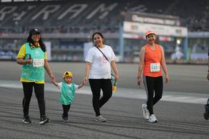 BIB: 53214, 52215
                            <button type="button" onclick="openModal(10575681)" class="btn btn-primary btn-sm float-right btn-popup" data-toggle="modal" data-target=".modal-high-quality">
                        <i class="fas fa-shopping-cart"></i> Add to Cart
                    </button>
                                            <button type="button" onclick="isThisMe(10575681, true)" class="btn btn-success btn-sm float-right btn-popup btn-isme hidden" data-toggle="tooltip" data-placement="bottom" title="นี่คือรูปของคุณใช่ไหม คลิกที่นี่เพื่อเอาเข้าอัลบั้ม">
                        <i class="fas fa-plus"></i> Add to album
                    </button>
                    <button type="button" onclick="isThisMe(10575681, false)" class="btn btn-warning btn-sm float-right btn-popup btn-isnotme hidden">
                        <i class="fas fa-ban"></i> Remove from album
                    </button>