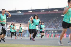 BIB: 51600, 513
                            <button type="button" onclick="openModal(10574198)" class="btn btn-primary btn-sm float-right btn-popup" data-toggle="modal" data-target=".modal-high-quality">
                        <i class="fas fa-shopping-cart"></i> Add to Cart
                    </button>
                                            <button type="button" onclick="isThisMe(10574198, true)" class="btn btn-success btn-sm float-right btn-popup btn-isme hidden" data-toggle="tooltip" data-placement="bottom" title="นี่คือรูปของคุณใช่ไหม คลิกที่นี่เพื่อเอาเข้าอัลบั้ม">
                        <i class="fas fa-plus"></i> Add to album
                    </button>
                    <button type="button" onclick="isThisMe(10574198, false)" class="btn btn-warning btn-sm float-right btn-popup btn-isnotme hidden">
                        <i class="fas fa-ban"></i> Remove from album
                    </button>