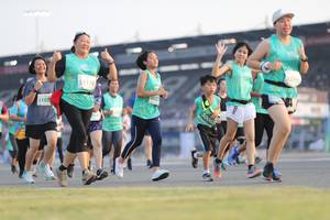 BIB: 000, 51178, 107
                            <button type="button" onclick="openModal(10573839)" class="btn btn-primary btn-sm float-right btn-popup" data-toggle="modal" data-target=".modal-high-quality">
                        <i class="fas fa-shopping-cart"></i> Add to Cart
                    </button>
                                            <button type="button" onclick="isThisMe(10573839, true)" class="btn btn-success btn-sm float-right btn-popup btn-isme hidden" data-toggle="tooltip" data-placement="bottom" title="นี่คือรูปของคุณใช่ไหม คลิกที่นี่เพื่อเอาเข้าอัลบั้ม">
                        <i class="fas fa-plus"></i> Add to album
                    </button>
                    <button type="button" onclick="isThisMe(10573839, false)" class="btn btn-warning btn-sm float-right btn-popup btn-isnotme hidden">
                        <i class="fas fa-ban"></i> Remove from album
                    </button>