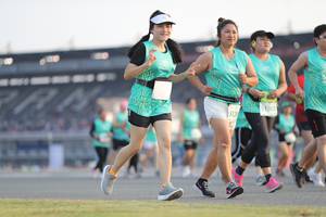 BIB: 1302, 512
                            <button type="button" onclick="openModal(10573814)" class="btn btn-primary btn-sm float-right btn-popup" data-toggle="modal" data-target=".modal-high-quality">
                        <i class="fas fa-shopping-cart"></i> Add to Cart
                    </button>
                                            <button type="button" onclick="isThisMe(10573814, true)" class="btn btn-success btn-sm float-right btn-popup btn-isme hidden" data-toggle="tooltip" data-placement="bottom" title="นี่คือรูปของคุณใช่ไหม คลิกที่นี่เพื่อเอาเข้าอัลบั้ม">
                        <i class="fas fa-plus"></i> Add to album
                    </button>
                    <button type="button" onclick="isThisMe(10573814, false)" class="btn btn-warning btn-sm float-right btn-popup btn-isnotme hidden">
                        <i class="fas fa-ban"></i> Remove from album
                    </button>