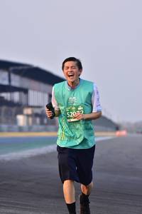 BIB: 5202
                            <button type="button" onclick="openModal(11990811)" class="btn btn-primary btn-sm float-right btn-popup" data-toggle="modal" data-target=".modal-high-quality">
                        <i class="fas fa-shopping-cart"></i> Add to Cart
                    </button>
                                            <button type="button" onclick="isThisMe(11990811, true)" class="btn btn-success btn-sm float-right btn-popup btn-isme hidden" data-toggle="tooltip" data-placement="bottom" title="นี่คือรูปของคุณใช่ไหม คลิกที่นี่เพื่อเอาเข้าอัลบั้ม">
                        <i class="fas fa-plus"></i> Add to album
                    </button>
                    <button type="button" onclick="isThisMe(11990811, false)" class="btn btn-warning btn-sm float-right btn-popup btn-isnotme hidden">
                        <i class="fas fa-ban"></i> Remove from album
                    </button>