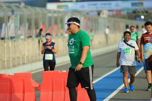 BIB: 0356, 194
                            <button type="button" onclick="openModal(10536946)" class="btn btn-primary btn-sm float-right btn-popup" data-toggle="modal" data-target=".modal-high-quality">
                        <i class="fas fa-shopping-cart"></i> Add to Cart
                    </button>
                                            <button type="button" onclick="isThisMe(10536946, true)" class="btn btn-success btn-sm float-right btn-popup btn-isme hidden" data-toggle="tooltip" data-placement="bottom" title="นี่คือรูปของคุณใช่ไหม คลิกที่นี่เพื่อเอาเข้าอัลบั้ม">
                        <i class="fas fa-plus"></i> Add to album
                    </button>
                    <button type="button" onclick="isThisMe(10536946, false)" class="btn btn-warning btn-sm float-right btn-popup btn-isnotme hidden">
                        <i class="fas fa-ban"></i> Remove from album
                    </button>