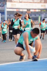 BIB: 5222, 52304
                            <button type="button" onclick="openModal(10492356)" class="btn btn-primary btn-sm float-right btn-popup" data-toggle="modal" data-target=".modal-high-quality">
                        <i class="fas fa-shopping-cart"></i> Add to Cart
                    </button>
                                            <button type="button" onclick="isThisMe(10492356, true)" class="btn btn-success btn-sm float-right btn-popup btn-isme hidden" data-toggle="tooltip" data-placement="bottom" title="นี่คือรูปของคุณใช่ไหม คลิกที่นี่เพื่อเอาเข้าอัลบั้ม">
                        <i class="fas fa-plus"></i> Add to album
                    </button>
                    <button type="button" onclick="isThisMe(10492356, false)" class="btn btn-warning btn-sm float-right btn-popup btn-isnotme hidden">
                        <i class="fas fa-ban"></i> Remove from album
                    </button>