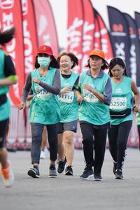 BIB: 51114, 52500
                            <button type="button" onclick="openModal(10513923)" class="btn btn-primary btn-sm float-right btn-popup" data-toggle="modal" data-target=".modal-high-quality">
                        <i class="fas fa-shopping-cart"></i> Add to Cart
                    </button>
                                            <button type="button" onclick="isThisMe(10513923, true)" class="btn btn-success btn-sm float-right btn-popup btn-isme hidden" data-toggle="tooltip" data-placement="bottom" title="นี่คือรูปของคุณใช่ไหม คลิกที่นี่เพื่อเอาเข้าอัลบั้ม">
                        <i class="fas fa-plus"></i> Add to album
                    </button>
                    <button type="button" onclick="isThisMe(10513923, false)" class="btn btn-warning btn-sm float-right btn-popup btn-isnotme hidden">
                        <i class="fas fa-ban"></i> Remove from album
                    </button>