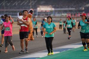 BIB: 1900, 70271
                            <button type="button" onclick="openModal(10519583)" class="btn btn-primary btn-sm float-right btn-popup" data-toggle="modal" data-target=".modal-high-quality">
                        <i class="fas fa-shopping-cart"></i> Add to Cart
                    </button>
                                            <button type="button" onclick="isThisMe(10519583, true)" class="btn btn-success btn-sm float-right btn-popup btn-isme hidden" data-toggle="tooltip" data-placement="bottom" title="นี่คือรูปของคุณใช่ไหม คลิกที่นี่เพื่อเอาเข้าอัลบั้ม">
                        <i class="fas fa-plus"></i> Add to album
                    </button>
                    <button type="button" onclick="isThisMe(10519583, false)" class="btn btn-warning btn-sm float-right btn-popup btn-isnotme hidden">
                        <i class="fas fa-ban"></i> Remove from album
                    </button>