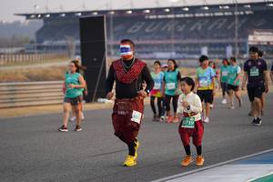 BIB: 040, 51739
                            <button type="button" onclick="openModal(10519085)" class="btn btn-primary btn-sm float-right btn-popup" data-toggle="modal" data-target=".modal-high-quality">
                        <i class="fas fa-shopping-cart"></i> Add to Cart
                    </button>
                                            <button type="button" onclick="isThisMe(10519085, true)" class="btn btn-success btn-sm float-right btn-popup btn-isme hidden" data-toggle="tooltip" data-placement="bottom" title="นี่คือรูปของคุณใช่ไหม คลิกที่นี่เพื่อเอาเข้าอัลบั้ม">
                        <i class="fas fa-plus"></i> Add to album
                    </button>
                    <button type="button" onclick="isThisMe(10519085, false)" class="btn btn-warning btn-sm float-right btn-popup btn-isnotme hidden">
                        <i class="fas fa-ban"></i> Remove from album
                    </button>