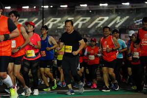 BIB: 279, 89918, 806, 3212, 29919, 751, 063
                            <button type="button" onclick="openModal(11321349)" class="btn btn-primary btn-sm float-right btn-popup" data-toggle="modal" data-target=".modal-high-quality">
                        <i class="fas fa-shopping-cart"></i> Add to Cart
                    </button>
                                            <button type="button" onclick="isThisMe(11321349, true)" class="btn btn-success btn-sm float-right btn-popup btn-isme hidden" data-toggle="tooltip" data-placement="bottom" title="นี่คือรูปของคุณใช่ไหม คลิกที่นี่เพื่อเอาเข้าอัลบั้ม">
                        <i class="fas fa-plus"></i> Add to album
                    </button>
                    <button type="button" onclick="isThisMe(11321349, false)" class="btn btn-warning btn-sm float-right btn-popup btn-isnotme hidden">
                        <i class="fas fa-ban"></i> Remove from album
                    </button>