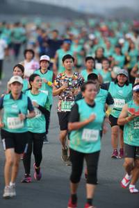 BIB: 63320, 5185
                            <button type="button" onclick="openModal(10510198)" class="btn btn-primary btn-sm float-right btn-popup" data-toggle="modal" data-target=".modal-high-quality">
                        <i class="fas fa-shopping-cart"></i> Add to Cart
                    </button>
                                            <button type="button" onclick="isThisMe(10510198, true)" class="btn btn-success btn-sm float-right btn-popup btn-isme hidden" data-toggle="tooltip" data-placement="bottom" title="นี่คือรูปของคุณใช่ไหม คลิกที่นี่เพื่อเอาเข้าอัลบั้ม">
                        <i class="fas fa-plus"></i> Add to album
                    </button>
                    <button type="button" onclick="isThisMe(10510198, false)" class="btn btn-warning btn-sm float-right btn-popup btn-isnotme hidden">
                        <i class="fas fa-ban"></i> Remove from album
                    </button>