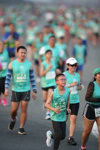 BIB: 0658, 50242
                            <button type="button" onclick="openModal(10507742)" class="btn btn-primary btn-sm float-right btn-popup" data-toggle="modal" data-target=".modal-high-quality">
                        <i class="fas fa-shopping-cart"></i> Add to Cart
                    </button>
                                            <button type="button" onclick="isThisMe(10507742, true)" class="btn btn-success btn-sm float-right btn-popup btn-isme hidden" data-toggle="tooltip" data-placement="bottom" title="นี่คือรูปของคุณใช่ไหม คลิกที่นี่เพื่อเอาเข้าอัลบั้ม">
                        <i class="fas fa-plus"></i> Add to album
                    </button>
                    <button type="button" onclick="isThisMe(10507742, false)" class="btn btn-warning btn-sm float-right btn-popup btn-isnotme hidden">
                        <i class="fas fa-ban"></i> Remove from album
                    </button>