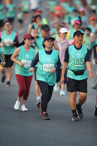 BIB: 51767, 0717, 53229
                            <button type="button" onclick="openModal(10508274)" class="btn btn-primary btn-sm float-right btn-popup" data-toggle="modal" data-target=".modal-high-quality">
                        <i class="fas fa-shopping-cart"></i> Add to Cart
                    </button>
                                            <button type="button" onclick="isThisMe(10508274, true)" class="btn btn-success btn-sm float-right btn-popup btn-isme hidden" data-toggle="tooltip" data-placement="bottom" title="นี่คือรูปของคุณใช่ไหม คลิกที่นี่เพื่อเอาเข้าอัลบั้ม">
                        <i class="fas fa-plus"></i> Add to album
                    </button>
                    <button type="button" onclick="isThisMe(10508274, false)" class="btn btn-warning btn-sm float-right btn-popup btn-isnotme hidden">
                        <i class="fas fa-ban"></i> Remove from album
                    </button>