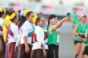 BIB: 550
                            <button type="button" onclick="openModal(10500918)" class="btn btn-primary btn-sm float-right btn-popup" data-toggle="modal" data-target=".modal-high-quality">
                        <i class="fas fa-shopping-cart"></i> Add to Cart
                    </button>
                                            <button type="button" onclick="isThisMe(10500918, true)" class="btn btn-success btn-sm float-right btn-popup btn-isme hidden" data-toggle="tooltip" data-placement="bottom" title="นี่คือรูปของคุณใช่ไหม คลิกที่นี่เพื่อเอาเข้าอัลบั้ม">
                        <i class="fas fa-plus"></i> Add to album
                    </button>
                    <button type="button" onclick="isThisMe(10500918, false)" class="btn btn-warning btn-sm float-right btn-popup btn-isnotme hidden">
                        <i class="fas fa-ban"></i> Remove from album
                    </button>