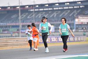 BIB: 0703, 0730, 300
                            <button type="button" onclick="openModal(10480261)" class="btn btn-primary btn-sm float-right btn-popup" data-toggle="modal" data-target=".modal-high-quality">
                        <i class="fas fa-shopping-cart"></i> Add to Cart
                    </button>
                                            <button type="button" onclick="isThisMe(10480261, true)" class="btn btn-success btn-sm float-right btn-popup btn-isme hidden" data-toggle="tooltip" data-placement="bottom" title="นี่คือรูปของคุณใช่ไหม คลิกที่นี่เพื่อเอาเข้าอัลบั้ม">
                        <i class="fas fa-plus"></i> Add to album
                    </button>
                    <button type="button" onclick="isThisMe(10480261, false)" class="btn btn-warning btn-sm float-right btn-popup btn-isnotme hidden">
                        <i class="fas fa-ban"></i> Remove from album
                    </button>