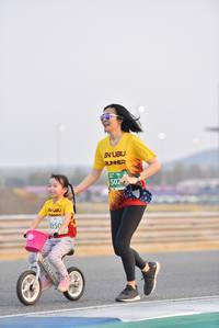 BIB: 502, 050
                            <button type="button" onclick="openModal(10479243)" class="btn btn-primary btn-sm float-right btn-popup" data-toggle="modal" data-target=".modal-high-quality">
                        <i class="fas fa-shopping-cart"></i> Add to Cart
                    </button>
                                            <button type="button" onclick="isThisMe(10479243, true)" class="btn btn-success btn-sm float-right btn-popup btn-isme hidden" data-toggle="tooltip" data-placement="bottom" title="นี่คือรูปของคุณใช่ไหม คลิกที่นี่เพื่อเอาเข้าอัลบั้ม">
                        <i class="fas fa-plus"></i> Add to album
                    </button>
                    <button type="button" onclick="isThisMe(10479243, false)" class="btn btn-warning btn-sm float-right btn-popup btn-isnotme hidden">
                        <i class="fas fa-ban"></i> Remove from album
                    </button>