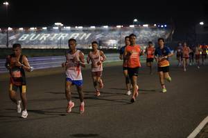 BIB: 1054, 2071
                            <button type="button" onclick="openModal(15272404)" class="btn btn-primary btn-sm float-right btn-popup" data-toggle="modal" data-target=".modal-high-quality">
                        <i class="fas fa-shopping-cart"></i> Add to Cart
                    </button>
                                            <button type="button" onclick="isThisMe(15272404, true)" class="btn btn-success btn-sm float-right btn-popup btn-isme hidden" data-toggle="tooltip" data-placement="bottom" title="นี่คือรูปของคุณใช่ไหม คลิกที่นี่เพื่อเอาเข้าอัลบั้ม">
                        <i class="fas fa-plus"></i> Add to album
                    </button>
                    <button type="button" onclick="isThisMe(15272404, false)" class="btn btn-warning btn-sm float-right btn-popup btn-isnotme hidden">
                        <i class="fas fa-ban"></i> Remove from album
                    </button>